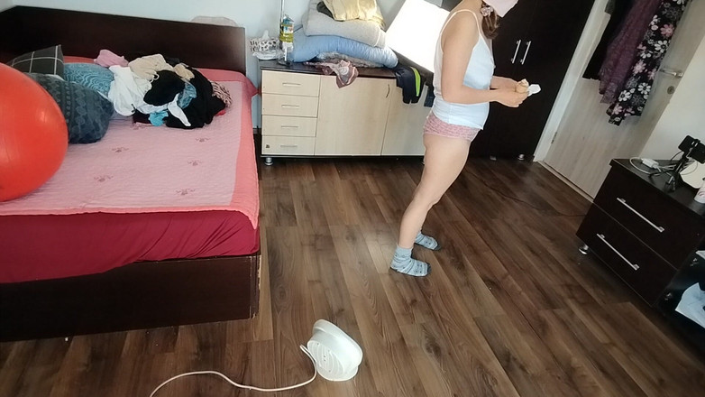 Mirsur: Sexy brunette heeft plezier bij het passen van kleding. Sexy...
