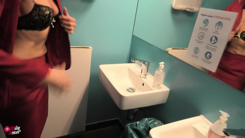 Miley Weasel: La troia bionda in ufficio viene scopata nel bagno aziendale!!
