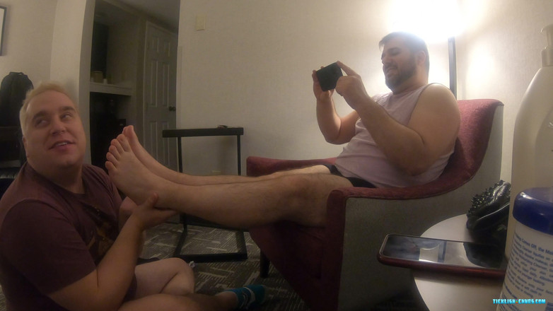 Ticklish Chubs: Donnie Troy được tôn thờ!