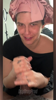 집에서 놀고 있는 동안 흑인 대물 자지를 행복하게 빨아주는 사이렌!
