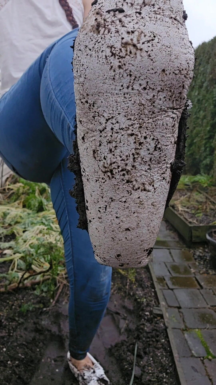 Nerdy_faery: 泥泞的白色mocs和牛仔裤撒尿