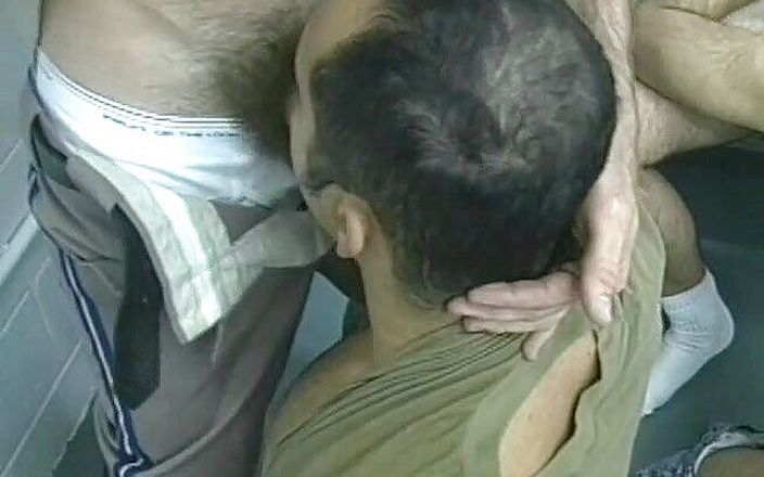Bareback TV: Cảnh sát đụ một người đàn ông rậm lông trong trại giam