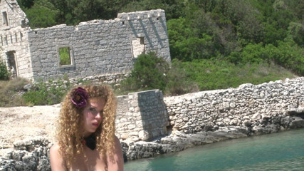 Cryptostudios: Una sensazionale giovane bomba posa nuda all'aperto