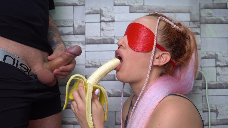 AnGelya G: 義理の兄がゲームでだまし、それは彼のペニスでした!