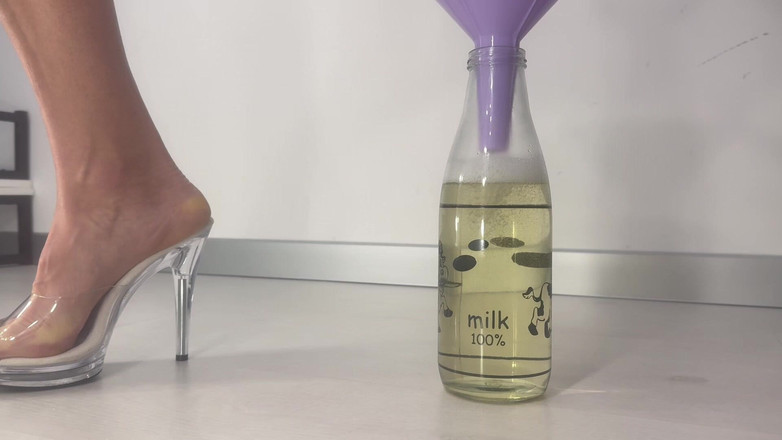 AnnaBUST: Я пісяю в пляшку через воронку