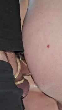 30 cm Obrovský a tlustý čůrák. Naplní jí celou kundičku a hýbe jejími orgány. Má svázanou pusu, takže nemůže křičet