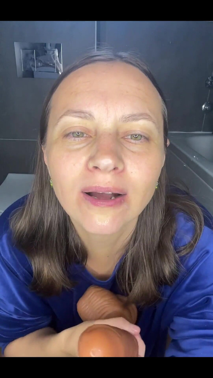 Crypto Mommy: Bb, Magst du gerne auf der Frauentoilette auf Abenteuern gucken?