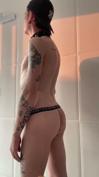 Twink se joacă cu curul lui în Jockstrap fără bretele