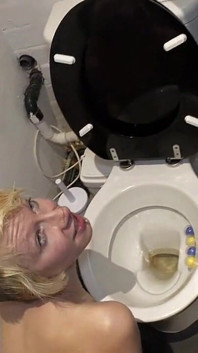 Salope soumise, porte-rouleau de toilette et lèche-toilettes