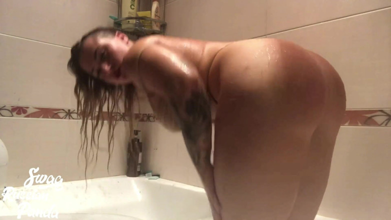 Swag Russian Panda: Knackarsch wackelt in der dusche