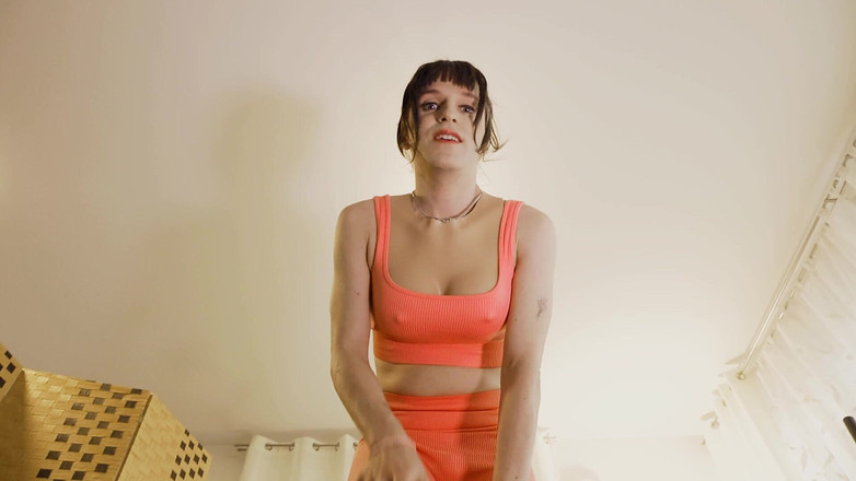 TV_Helena: Tranny domaanbidding! Kus haar sokken en kom klaar met haar...