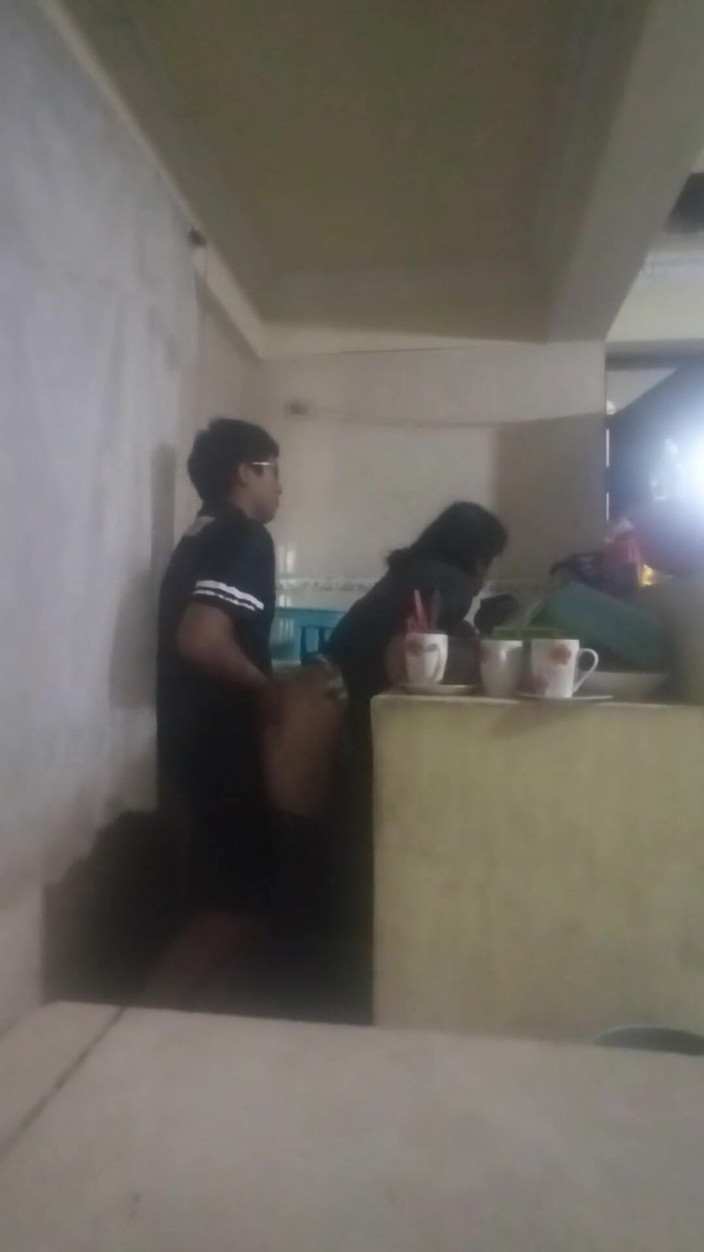 E-Alfa: Empregada fodida na cozinha (minha esposa quase nos descobriu)