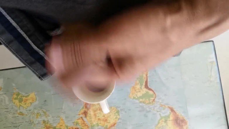 Rafael Torreano: 커피에 우유를 넣기 위해 딸치는 핫한 남자