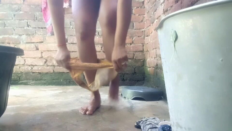 Mannirkuok: Desi Indian Wife Having Bath and Saree Remove Boob Show...