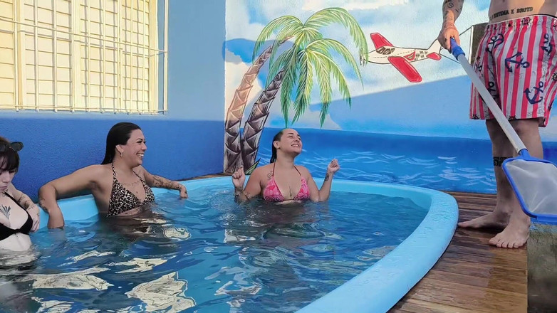 Carmona's films: 3 zlobiví kamarádi platí majiteli bazénu na Xerecard