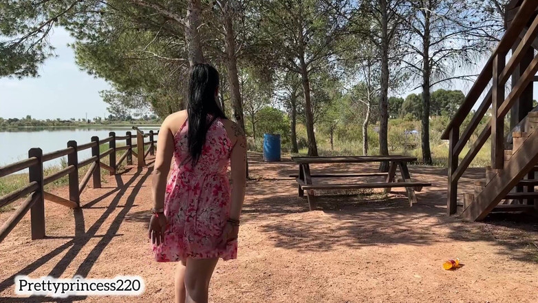 Panfil corina: Podívej, co vychází zpod mé sukně