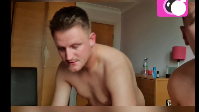 gaynaughtywelsh: Trio com meu irmão asiático cobrindo-o em buraco de twink...