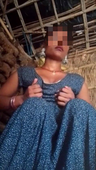 Бхабхи разбрызгивает ее сиськи и трахает пальцами ее киску