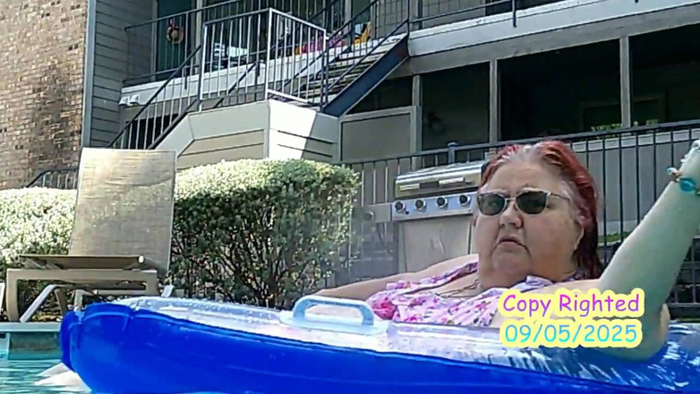 BBW nurse Vicki adventures with friends: 护士Vicki在泳池边为她的新比基尼模特向你闪烁然后