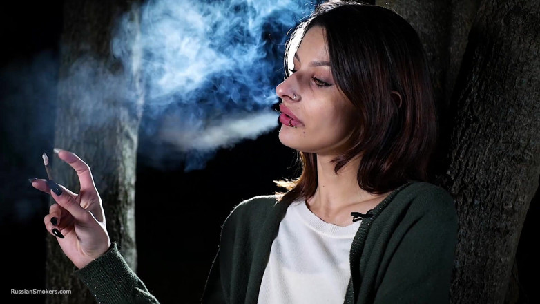 Russian Smokers: 甜美的俄罗斯女孩在户外日光下抽烟