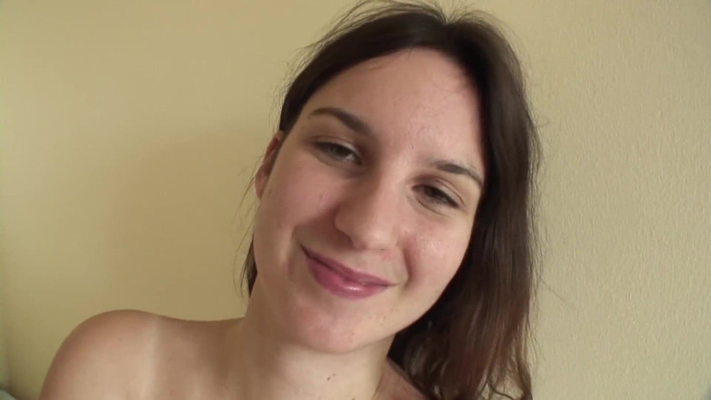 Toy Sluts: Amadora morena mostra suas coisas