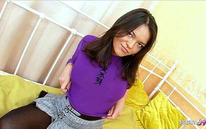 Full porn collection: Halb-asiatisches teen abigail von mitschülerin mit großem schwanz zum ficken...