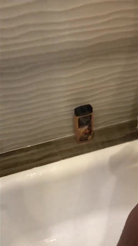 Dewi bogel di bilik mandi