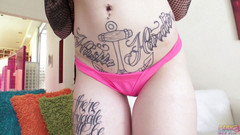 Perv City: Potetovaná děvka Chloe Carter sólo masturbace