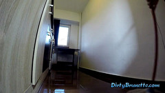 Dirty Brunette: Hloupá manželka v domácnosti myje podlahu