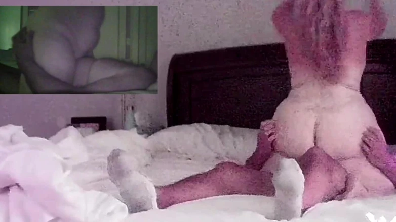LI Mommy: Split Screen of a Fuck Session