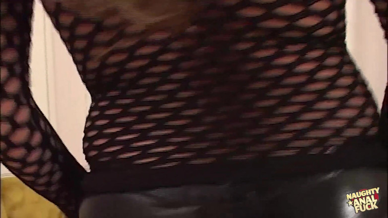 Naughty anal fuck: 淫語は、厚いブロンドが肛門をした後、彼の負荷を味わうまで止まりません