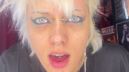Glitterqueen1999: 2 छोटे आदमी मेरी ठग में चूसते हैं! जाइंटेस निगलना