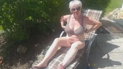 Profiter du soleil avec ma main sur ma chatte