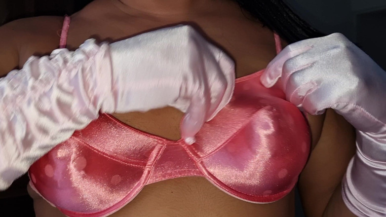 Only bras: Un classico reggiseno in raso vs. sati, con tette a...