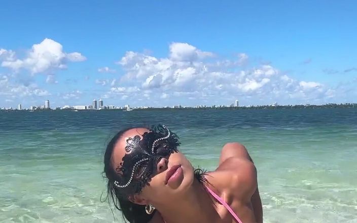 Miss Lexa: Essere una troia in spiaggia 2