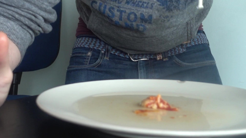 Food Pissplay: Piscio su una pizza per mangiarla