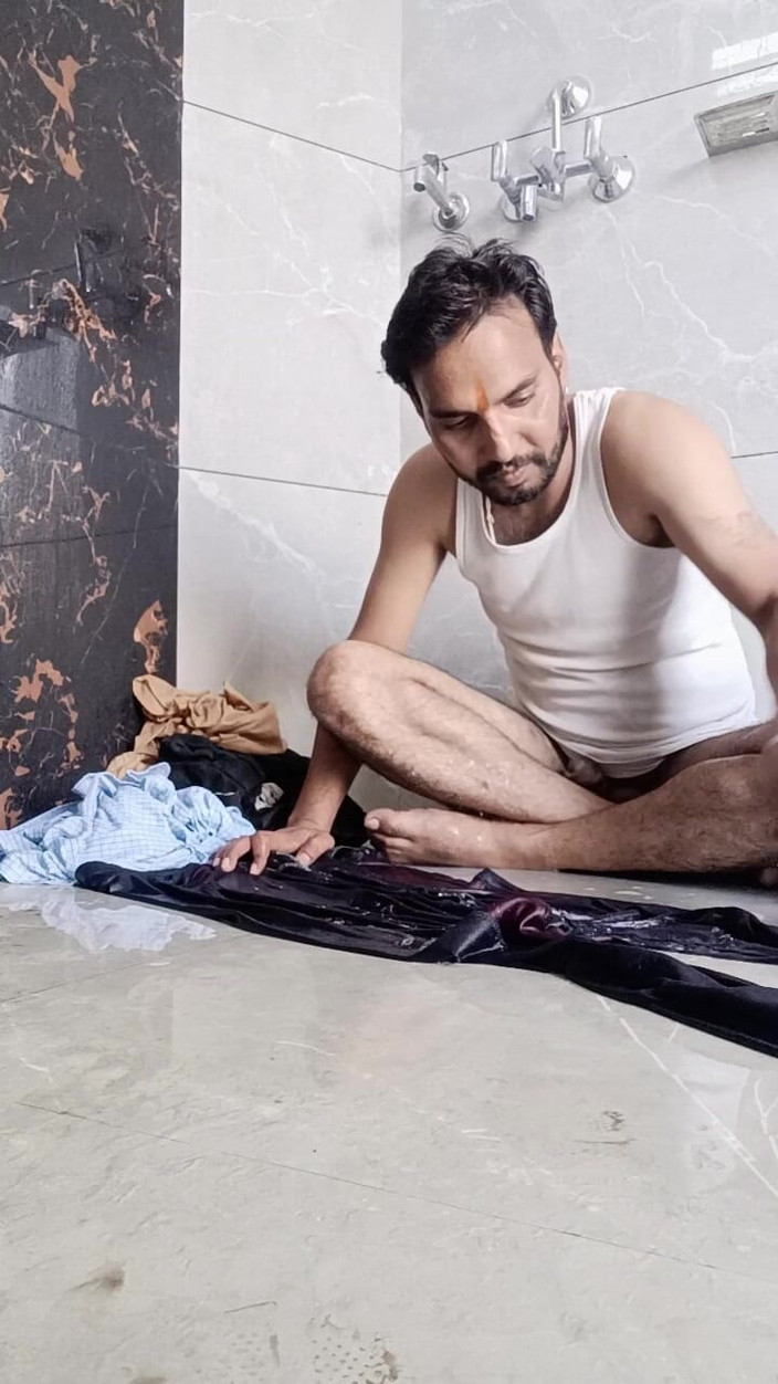 Rajasthani-old-lover: 德西小男孩喜欢洗父亲的内衣