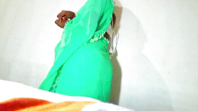 DesiBurChudai: Indická mladá tetička šuká v Sárí - šukání s přítelem