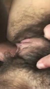 La criada morena tiene un coño muy peludo con un gran deseo de pollas duras y maduras