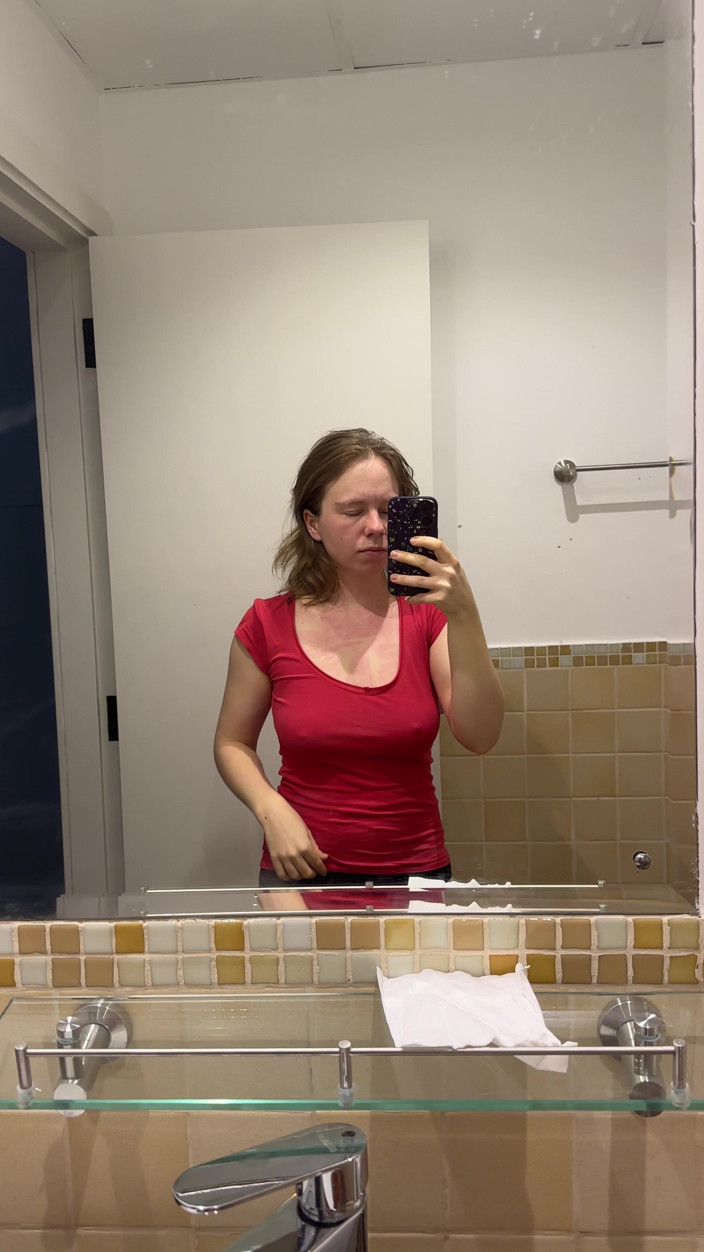 SweetLucy96: Îi poți vedea sfârcurile mari prin tricou