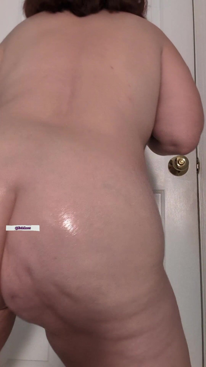 Elianna: Bare Ass Oiled Shaking &amp; Bouncing