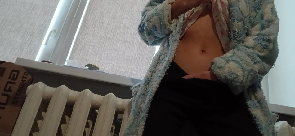 Lesbian-candys: Eine schlanke brünette in einem bademantel masturbiert nach der universität...