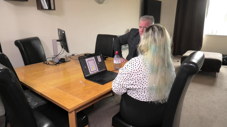 MattyFacial: Boss knullar anställd över bord - Bambi