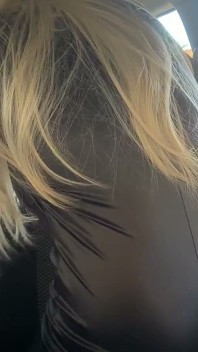 Eu estou no carro buzinando a buzina com minha bunda grande meus peitos e minhas mãos eu estou me masturbando enquanto faço e mostrando