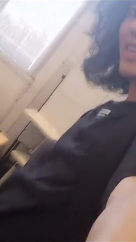 Éjaculation à l’université, cette étudiante excitée se branle la bite bien lisse et squirte du sperme de façon risquée dans une salle de classe