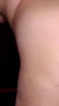 Scuoto il mio grosso sedere oliato e lo mostro per te