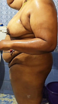 Desi ragazza che fa la doccia completamente nuda nel suo spazio privato