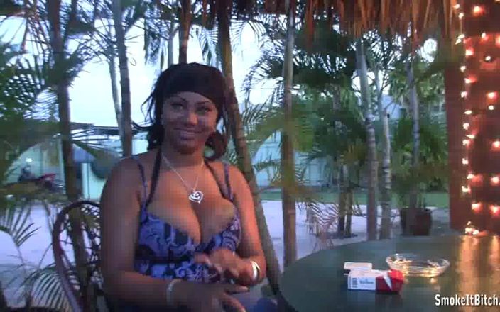 Smoke it bitch: Người phụ nữ Dominica vú to hút thuốc
