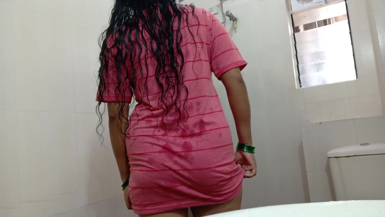 Telugu Couple: 印度性感人妻在洗澡时抚摸阴户