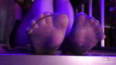 Mistress Legs: Paní Hezké nohy v černých punčochách a barevných nehty